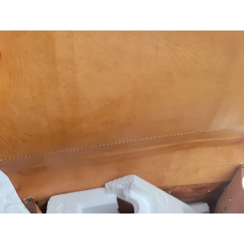 100% Leather messenger bag, stylish, functional, modern, classy, preppy, mod,